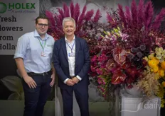 Oscar Niezen with CoHort (left) visits Robin de Vos with Holex Flowers. A lot of attention for the flowers and the beautiful flower arrangement their local partner made. 