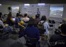 Jan Hogewoning explaining the importance of choosing the right techniques for your greenhouse.