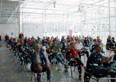 The more than one hundred people present in the hall were then festively buried under confetti.