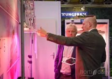 Light advisor Andre Flinterman visited all the lighting suppliers to hear more on the developments in the market and Joram Wijnaendts van Resandt with Tungsram was happy to show their novelties