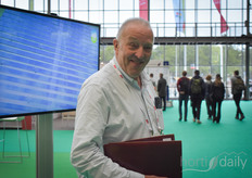 Michiel van Spronsen with Glascom Tuinbouw tells more about the new Fountain glass, launched by AgCulture: https://www.hortidaily.com/article/9360092/hortiscatter-as-a-defining-factor-in-higher-yields/ 