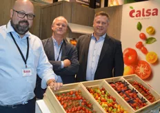 Calsa: Jeroen Buyck, Joost Priem and a customer. Besides Belgian vegetables, Calsa also has fresh blanched fries with a shelf life of 3 weeks in its range. The fries are delivered with and without skin and in various thicknesses to, among others, the food service and hotel and catering industry.