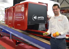 Alexander Visser of Aweta posing with a three-headed Aweta. With this device you can sort (citrus) fruit not only internally but also externally on quality. With UV it is possible to recognise moulds. Acidity and sugar content can be measured, internal browning but also the ripeness of a product. Ideal for the 'direct to eat' concept!