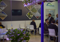 The gutters can be adjusted in height to accomplish a steady growth with maximum light infiltration and a comfortable working height.