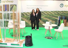 Carla Amaiz and Patricia Moreno, at the Agricheap stand