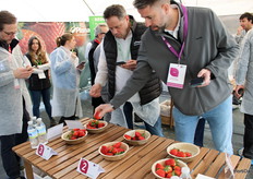 Tasting the strawberries, Jose Manuel Molina García, from Senda