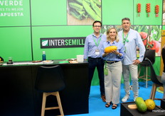 Paco González, commercial director of Intersemillas, María Gómez and Félix Vega, head of development. María holds in her hands the product of the moment for the company: papaya.