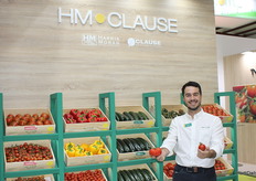 Round or ribbed? José Miguel Reyes Daza shows different tomato varieties from HM Clause