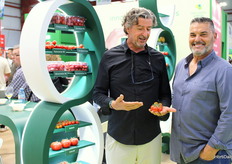 Patro Torrente of Rijk Zwaan shows cherry tomatoes to Cayetano