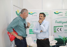 Today, Nijar is an international benchmark for organic agriculture under plastic. In the photo, a conversation at the CAAE stand.