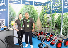One of the innovations at the fair came from Tecnocarros, which presented its new patented trolley that facilitates harvesting. In the photo, Desiré and Rosendo