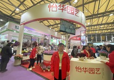 The picture shows Zhou Shiliang, the general manager of Yihua Horticulture. Yihua Horticulture Co., Ltd. focuses on the research of flower clone seedling breeding and potted production technology.