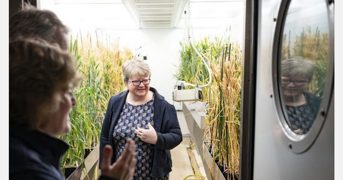UK: Defra Secretary of State visits John Innes Centre