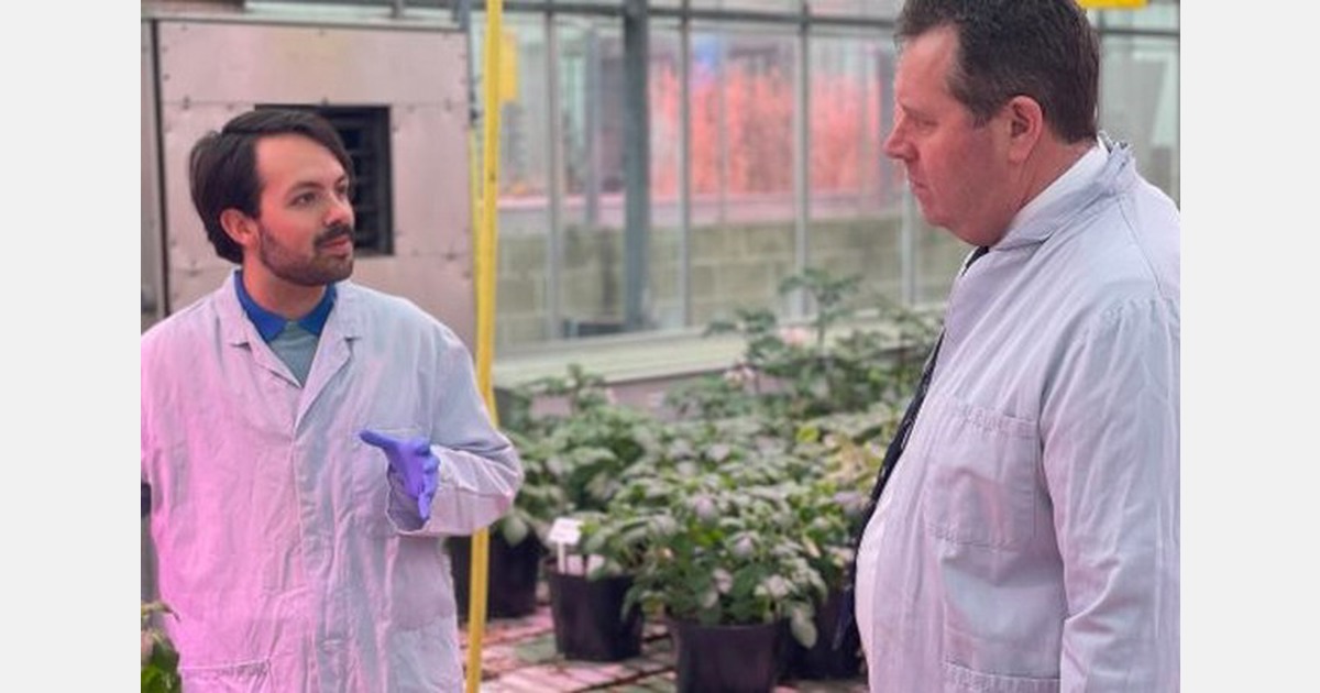 UK: Defra minister visits Norwich Research Park to observe the ...