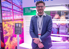 Eric Eisele with Growflux demonstrating their universal dimmer, an of the shelves product