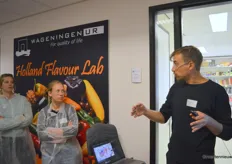 Rick de Jong of the WUR explained what they do in the Flavour Lab. In short: the development of a handheld sensor tool to non-destructively measure the quality of tomatoes. Lotte and Caterina from Source.ag listen attentively.