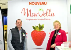 Joris Combe and Mathilde Paignat from Earth Market came to present Marvella, a new variety of orange-red strawberries tolerant to powdery mildew