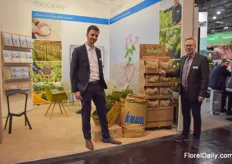 Knauf launched the Perligran Organic: a consumer oriented Perligran product, which not only looks better in the pots but also slowly releases additives for your plants. In the photo Simon Kalinowski and Dirk Mühlenweg