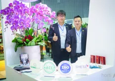 Dao Minh Hoang Viet (Steve) and Nguyen Phong Phu from Vina T&T Group from Vietnam.The company is one of the largest fruit growers and exporters, it exports dragon fruit, also frozen, litchi, longan and market fresh and frozen coconut. Export are to the US, Australia, Europe, Korea and Vietnam. 