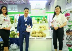 Hop Tac Xa Vinh Khang from Vietnam grows and exports durian under the Cuu Long brand. On the photo is als Tran Vinh. Part of the Premium Fruit Showcase area.