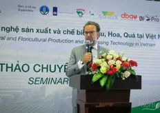 Seminar Vietnam and The Netherlands - working together towards a sustainable horticulture sector. On stage is Daniel Stork, Consular to Vietnam. Increasing volume and production, and improving sustainable are large themes. 