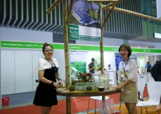 Green Coconut Company is a Dutch company with a company in Vietnam. It produces coconut flour, oil and peat products. To the left is Yen together with Tho.  
