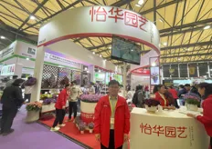 The picture shows Zhou Shiliang, the general manager of Yihua Horticulture. Yihua Horticulture Co., Ltd. focuses on the research of flower clone seedling breeding and potted production technology.