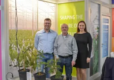 Joost van Rooij, Eliezer Adania & Olga Sholomova with Paskal. The company recently updated the DrainVision floor-scale weighing system: https://www.hortidaily.com/article/9061695/optimize-your-water-content-in-berries-cannabis-leafy-vegetables-and-nurseries/ 