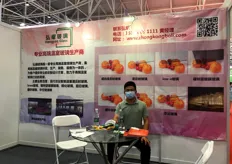 Mr. Huang Yongpeng, the person in charge of Qingzhou Hongyao Tempered Glass Co., Ltd. Now more and more customers demand ultra-white diffuse reflection glass, which has 30% higher light transmittance than ordinary glass. It can promote photosynthesis, which is very important for normal plants. In addition, China has a vast land and abundant resources, and the environment varies from place to place. We will customize according to the needs of greenhouses in different regions. "In addition to domestic sales, Hongyao Glass products are also exported to the Middle East, Southeast Asia and other markets.