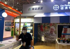 Song Xiaohui, Industry Cooperation Manager of Vegetable Business Development Department, Seminis, Bayer China.The universal and long-lasting tomato rootstock Maxifort is one of the company's main products at this exhibition.
