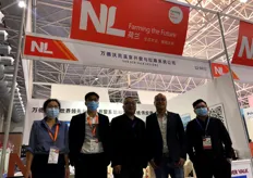 Mr. Li Xiangyong (second from right), the general manager of Planti, leading the team at the exhibition. All Planti's glass products are for export. "Although it has been expected that the number of foreign visitors to the exhibition during the epidemic period may be less than normal, we believe that face-to-face communication is very important in this industry, so we are very happy to be here with this exhibition." In addition to promoting his own Planti brand glass, Manager Li has another purpose for participating in this year's exhibition, that is, for the first time as a distributor of a Dutch company, the world's leading supplier of greenhouse window systems and curtain systems, Van Der Valk, to introduce Van Der Valk's system to domestic enterprises. "