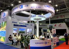 At the booth of Kingpeng Technology, the company representative is demonstrating the "whole industry chain service model" to the visitors including consulting and planning, R&D and design, installation and construction to horticultural cultivation. Kingpeng Technology also held the "Ingenuity and Wisdom Creation of Kingpeng Greenhouse Interactive Salon" from 10:00 to 12:00 on September 16, 2021.