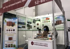 The sales staff of Sky101 International Inc. are introducing cocopeat products from the Philippines to visitors.