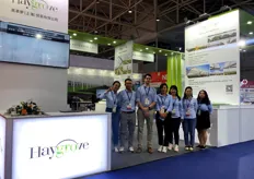 Michael Oates (third from left), Head of Haygrove China, leading the team at the exhibition. In addition to blueberry planting, the company's main products include automatic, fast-decreasing humidity and easy-ventilation greenhouses, as well as pioneering greenhouses that are highly adaptable and suitable for the field-scale production of crops such as strawberries, raspberries, blackberries, and blueberries.