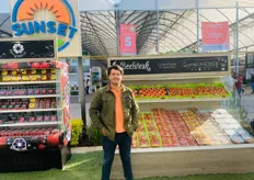 Faustino Delgado Zuñiga, head grower of El Encino Agroproductos, visited the Sunset booth. 