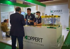 The Koppert bumblebees are shown to Turkish growers.
