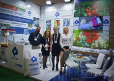 Etiper produces perlite for the greenhouse industry. As an inert and stable substrate, growers use it as a valuable addition to their coco peat, or use it to grow in a safe and stable way without any threats. In the photo Murat Urun, Burcu Tas, Songul Atabey and hostess Gu.