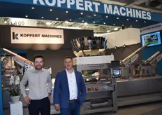 Patrick ten Have and Paul Koppert of Koppert Machines. Behind them the multipacker. A machine for packaging snackveggies in the most possible small forms of packaging, such as bowls, cups and buckets, in both plastic and cardboard.