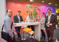 A nice get-together in the new Netled booth! Read more about their renewed strategy here: https://www.hortidaily.com/article/9415997/renewed-netled-shows-complete-offering-on-fruit-logistica/ 