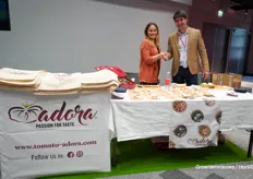 Adora is one of the tomatoes of Granada La Palma and is also a variety with HM Clause. Kinga Pregowska with HM Clause meets up with Juan Vicente Gallego from Granada La Palma.
